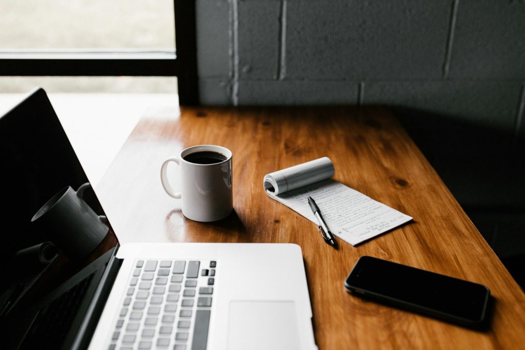 Bureau avec ordinateur et café